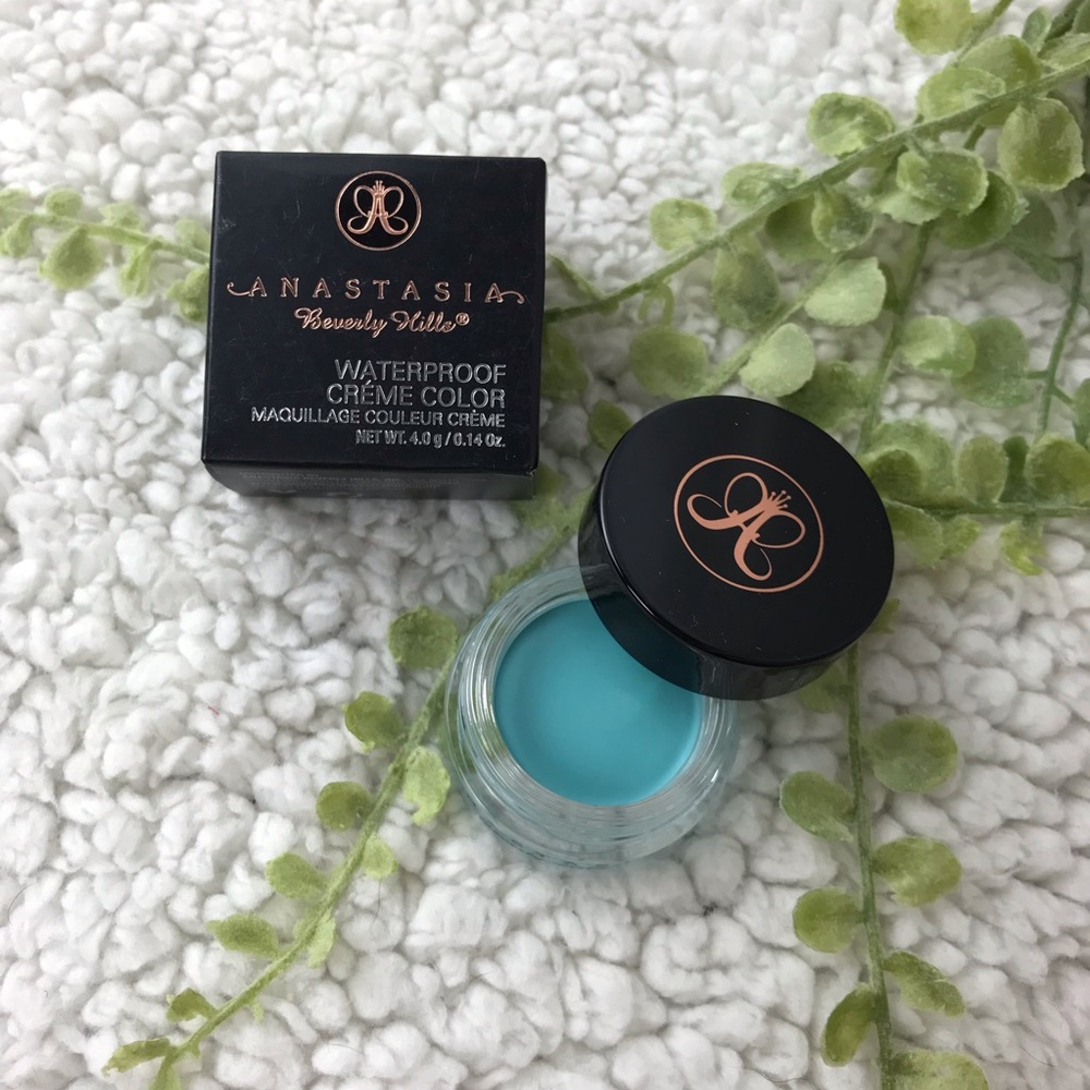 Anastasia Beverly Hills Creme Color/ Ice Blue